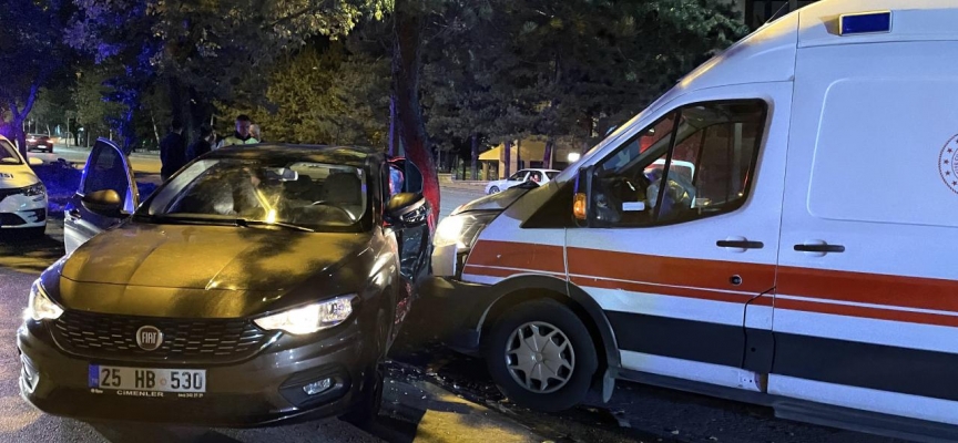 Erzurum'da ambulans ile otomobil çarpıştı: 2 yaralı