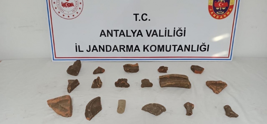 Antalya'da kaçak kazı yapılan alanda tarihi eserler ele geçirildi