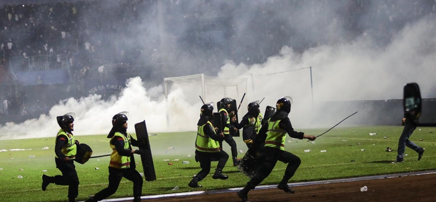 Endonezya Polisi: İzdiham yaşanan stadyumun kapıları kaçmaya uygun değil