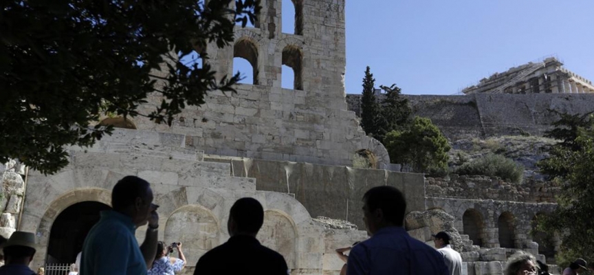 Atina'da bir turist Akropolis'teki kayalıklardan düşerek yaşamını yitirdi