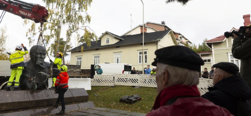 Finlandiya'da halka açık alanda sergilenen son Lenin heykeli de kaldırıldı