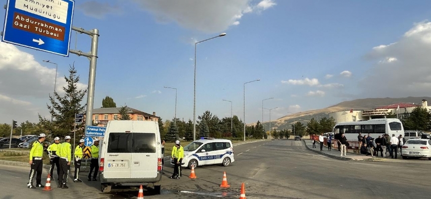 Erzurum'da servis araçları çarpıştı: 10 yaralı