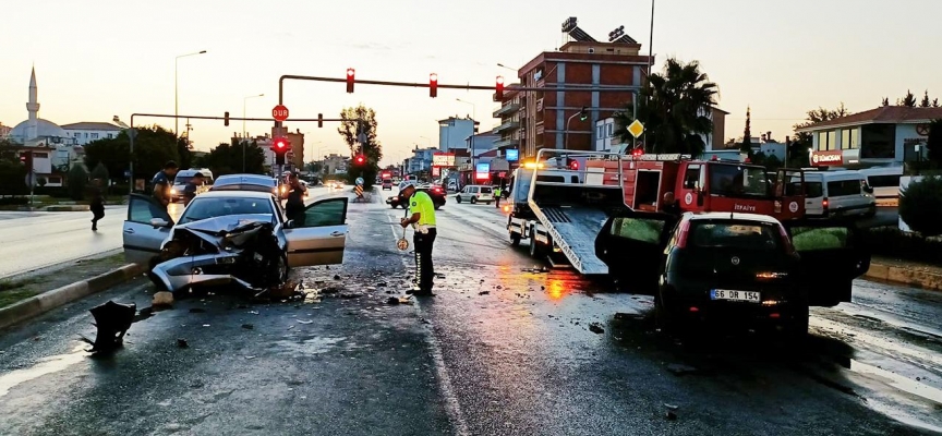 Antalya'da 2 otomobil çarpıştı: 1 ölü, 1 yaralı