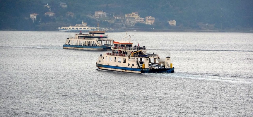 Bozcaada ve Gökçeada feribot seferlerine fırtına engeli