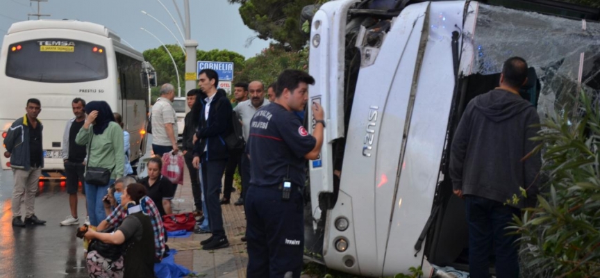 Antalya’da servis midibüsü devrildi: 9 yaralı