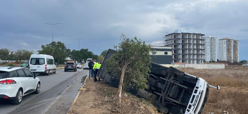 Antalya'da midibüs devrildi: 1 ölü, 13 yaralı