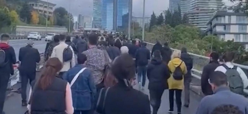 Arızalanan metrobüsün yolcuları durağa kadar yürüdü