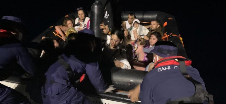 Yunanistan'ın ölüme terk ettiği 13 düzensiz göçmen kurtarıldı