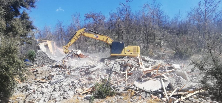 Muğla'da kaçak yapıların yıkımı sürüyor