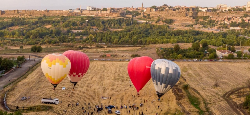 Sıcak hava balonları Dicle Vadisi'nde yükseldi