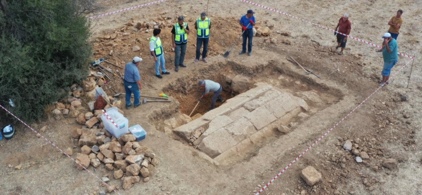 Muğla'da çiftçinin traktörüyle sürdüğü tarlada 2400 yıllık oda mezar bulundu