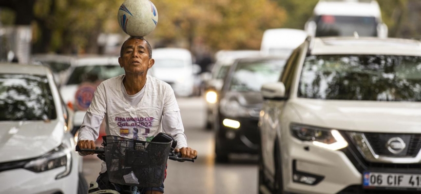 Meksikalı gezgin Nieto futbol topuyla ülke ülke pedal çeviriyor