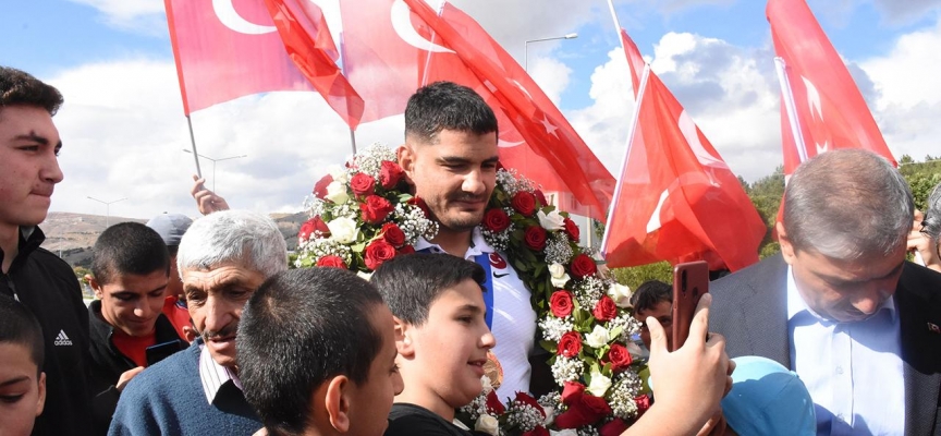 Milli güreşçi Taha Akgül Sivas'ta çiçeklerle karşılandı