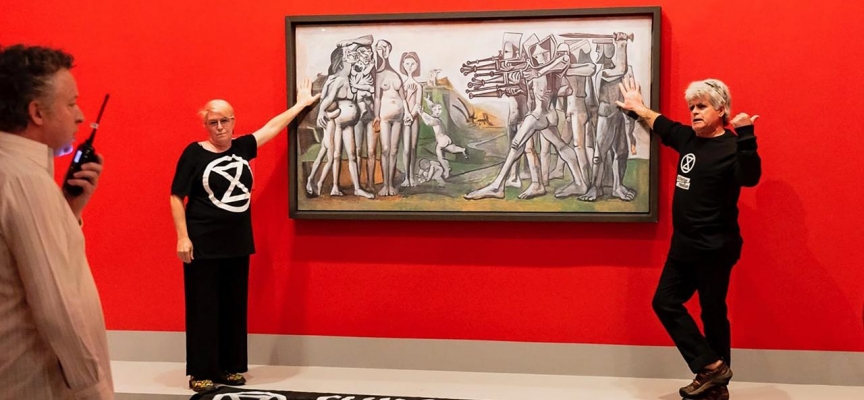 İki iklim aktivisti ellerini Picasso tablosuna yapıştırdı