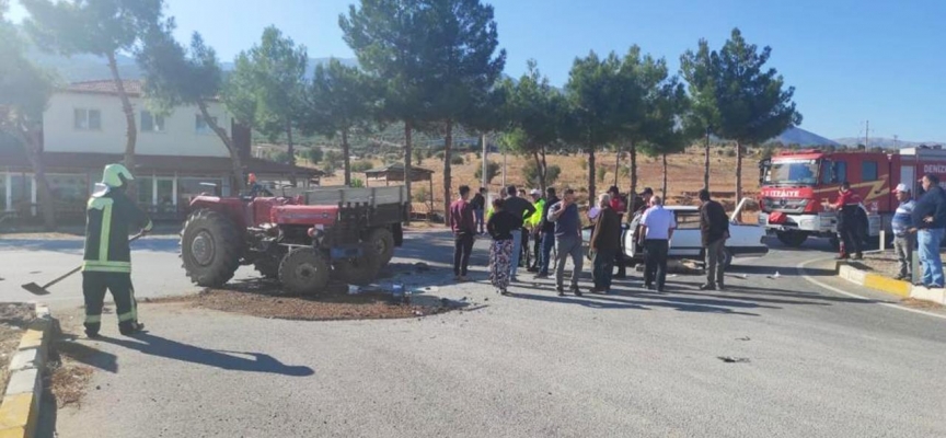 Denizli'de otomobil ile traktör çarpıştı: 5 yaralı