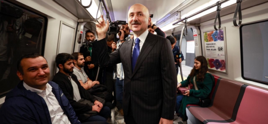 Bakan Karaismailoğlu Sabiha Gökçen Havalimanı'na metroyla geldi