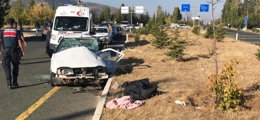 Elazığ'da iki otomobil çarpıştı: 1 ölü, 4 yaralı