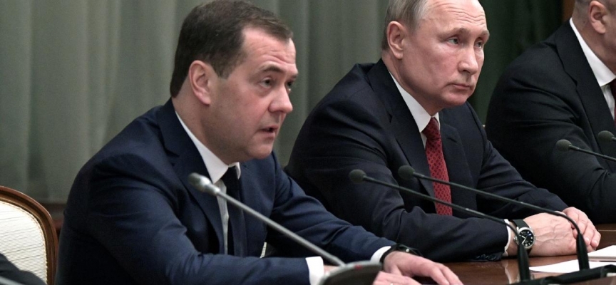 Medvedev: Putin, Ukrayna'daki siyasi rejimi tamamen dağıtmalı