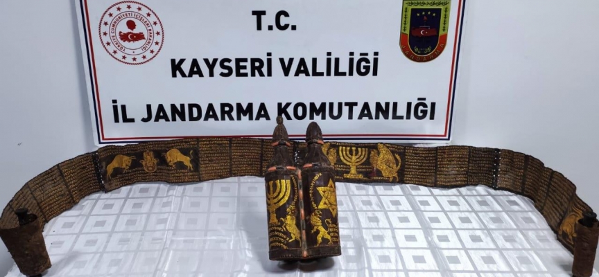 Kayseri'de tarihi eser kaçakçılığı: El yazması Tevrat ele geçirildi