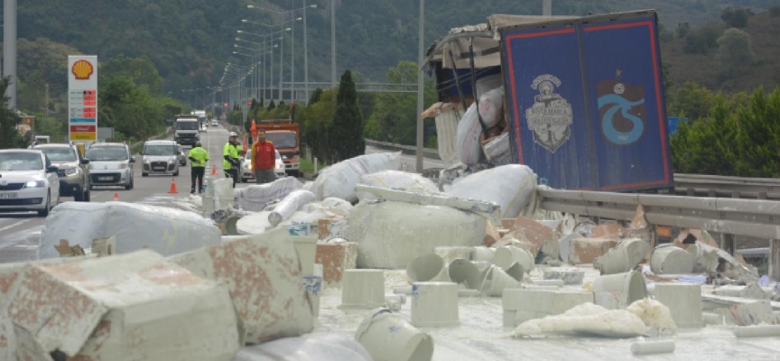 Ordu'da tır devrildi: Tırdan dökülen boyalar trafiği aksattı