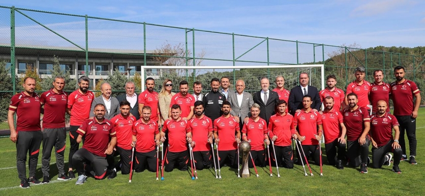 TFF Başkanı Büyükekşi Ampute Futbol Milli Takımı'yla buluştu