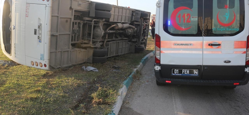 Adana'da işçi servisi devrildi: 15 yaralı