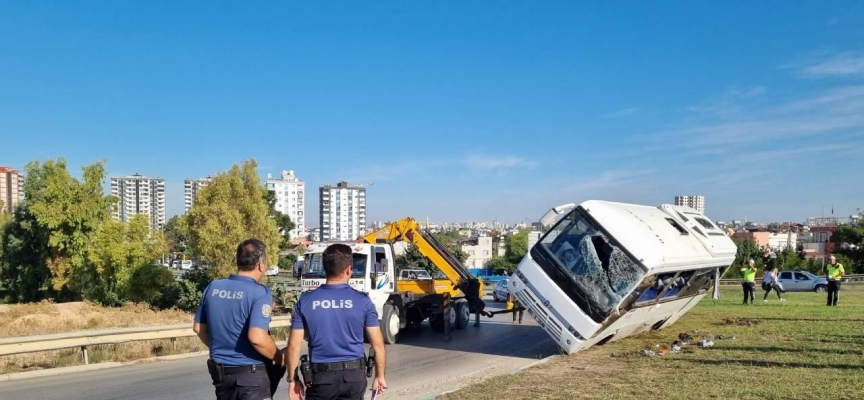 Adana'da işçi servisi devrildi: 2'si ağır 16 yaralı