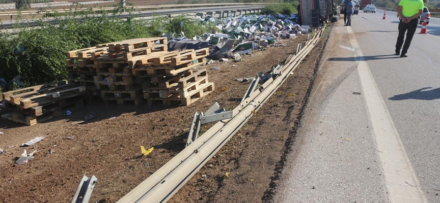 Adana'da otoyolda tır devrildi: Yola pirinçler saçıldı