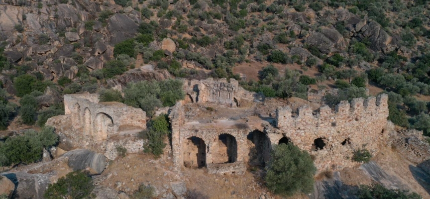 Beşparmak Dağı'na yaslanan Yediler Manastırı antik rotanın uğrak noktası