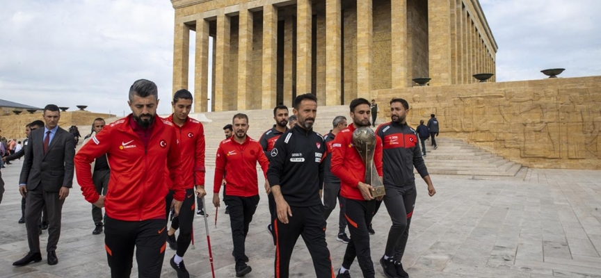 Dünya şampiyonu Ampute Futbol Milli Takımı Anıtkabir'i ziyaret etti