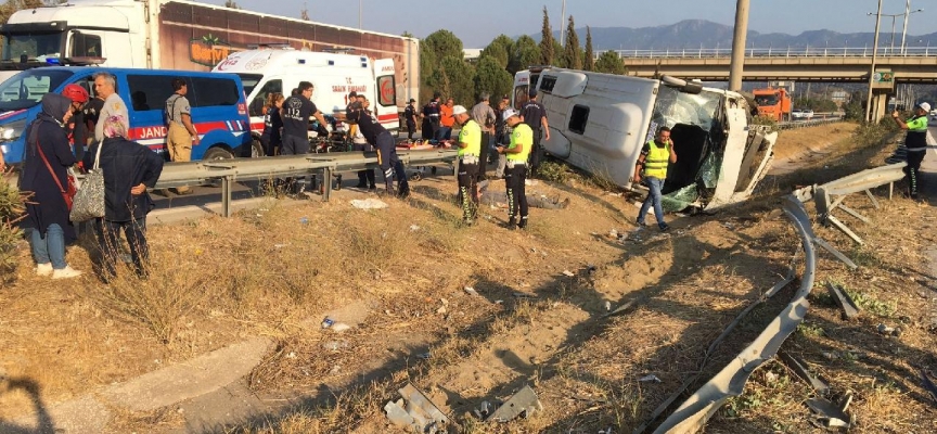 İzmir'de hasta taşıyan midibüs devrildi: 9 yaralı