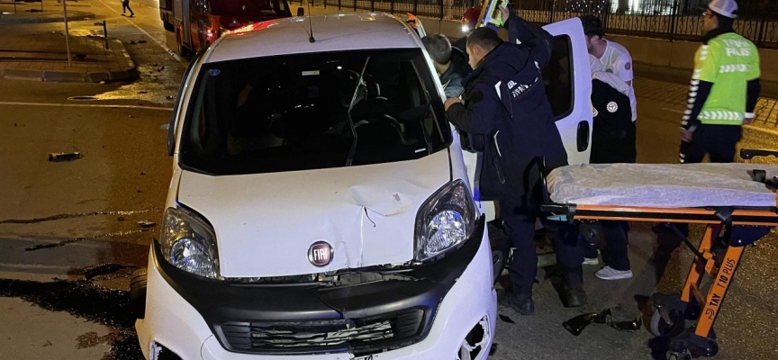 Kontrolden çıkan araç metrelerce sürüklenerek kaldırıma çarptı: 1 ağır yaralı