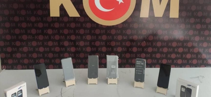 Konya'da gümrük kaçağı cep telefonu operasyonunda 8 kişi yakalandı