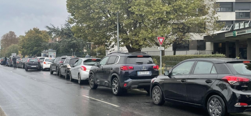 Fransa'da benzin kuyrukları gündelik hayatın bir parçası oldu