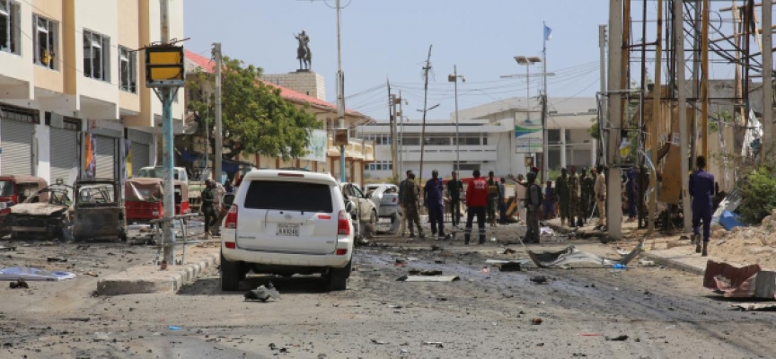 Somali'de yol kenarına yerleştirilen bomba 5 can aldı