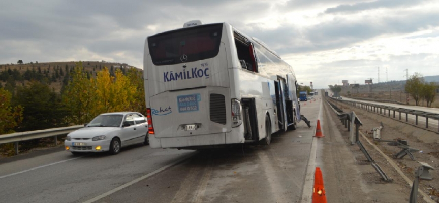 Afyonkarahisar'da 2 tır ile yolcu otobüsü çarpıştı: 2 yaralı