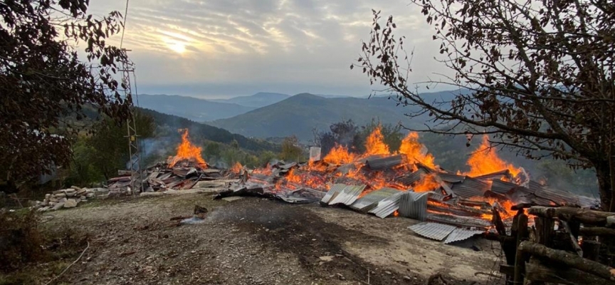 Kastamonu'da 2 ahşap ev yandı