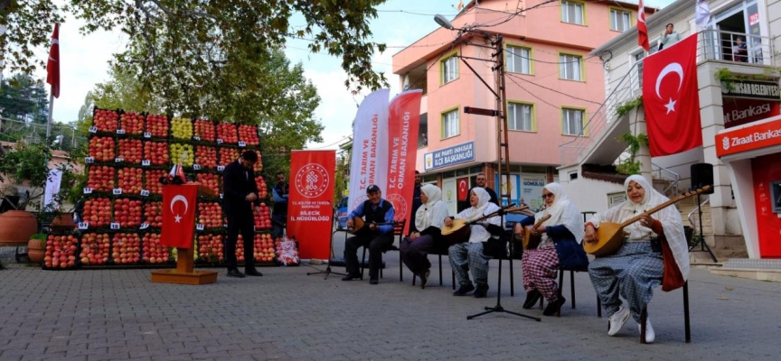 Bilecik'teki hasat şenliğinde nar dizme, suyunu sıkma ve yeme yarışmaları yapıldı