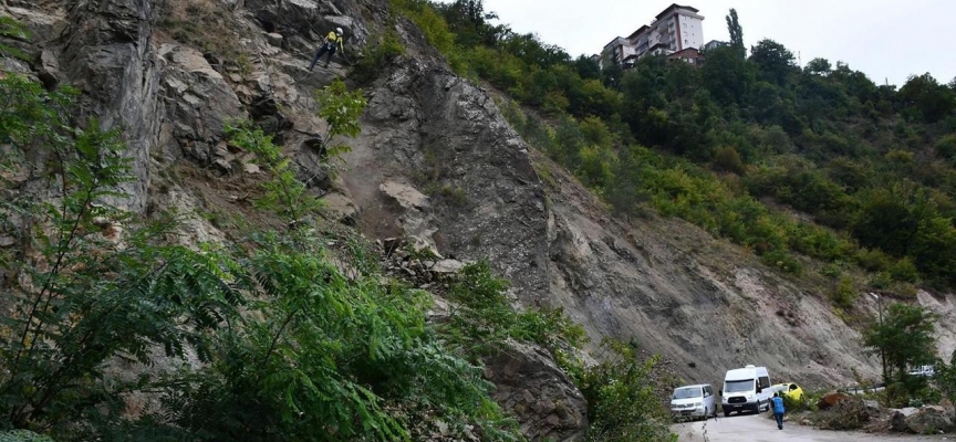 Artvin’de yamaçtan bulunan tehlikeli kayalar düşürüldü