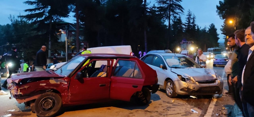 Tokat'ta iki otomobilin çarpıştığı kazada 5 kişi yaralandı