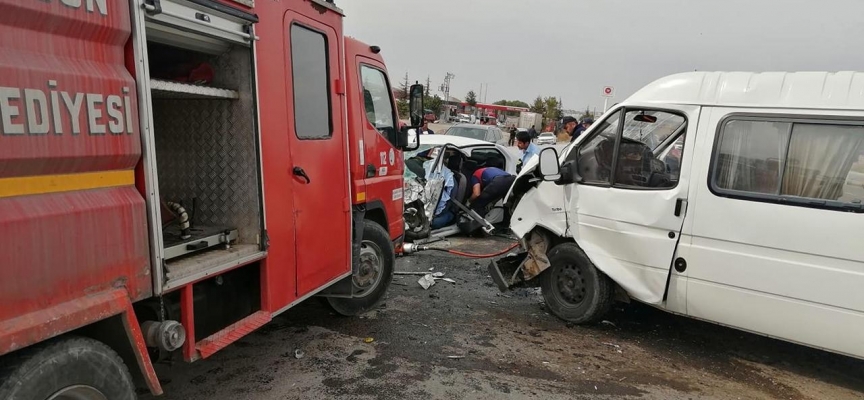 Yozgat'ta minibüs ile otomobil çarpıştı: 1 ölü, 2 yaralı