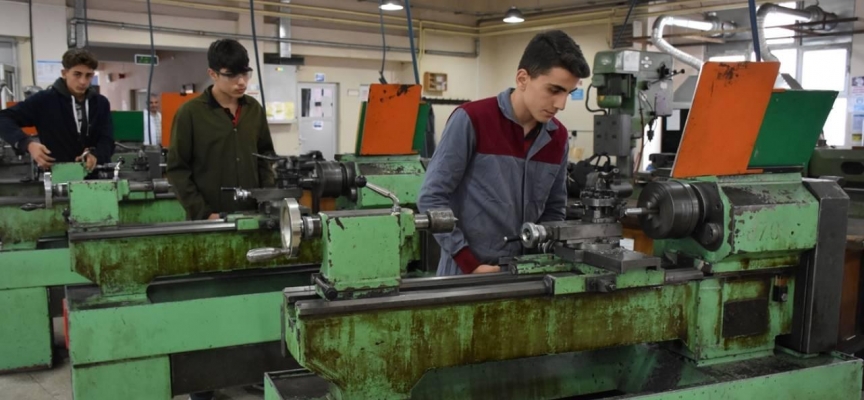 Meslek lisesi öğrencileri hem üretiyor hem harçlıklarını çıkarıyor