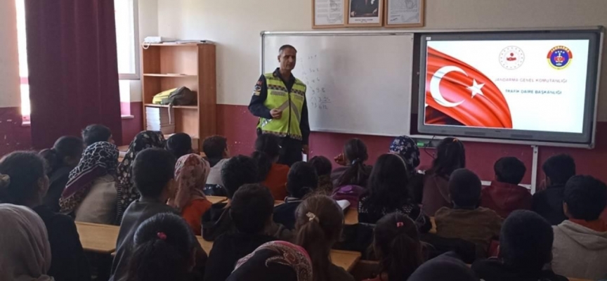 Hizan'da köy okulundaki öğrencilere trafik eğitimi verildi