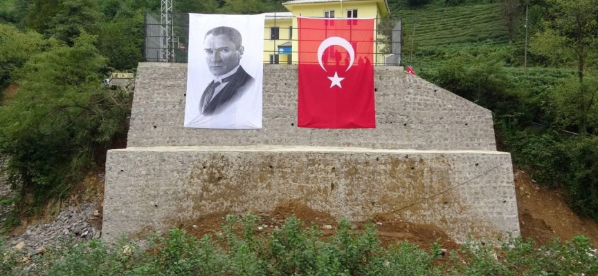 Rize'deki heyelanda bahçesi çöken okulda eğitim yeniden başladı