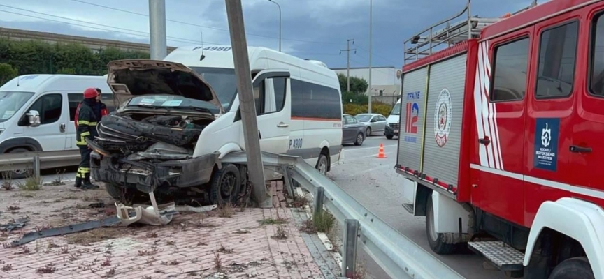 Servis minibüsü bariyere çarptı: 1 yaralı