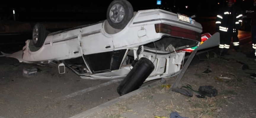 Manisa'da devrilen otomobildeki 2 kişi yaralandı