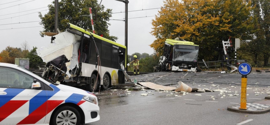 Hollanda'da tren otobüsü ikiye böldü