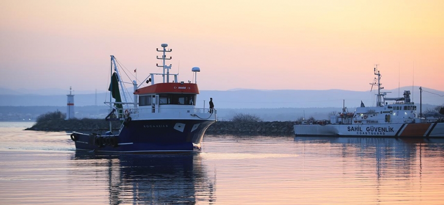 İzmir'de denize düşen balıkçı kayboldu