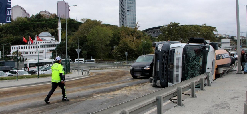 İstanbul'da virajı alamayan beton mikseri devrildi