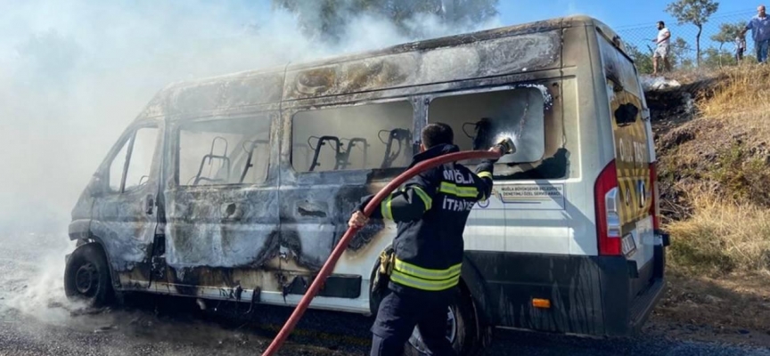 Bodrum'da öğrenci servisinde çıkan yangın söndürüldü